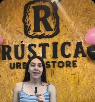 Mostrador de Rústica con el cartel de madera de la marca