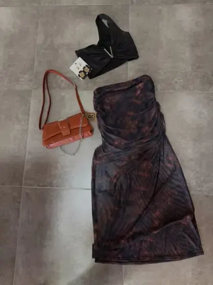 Look de noche con pollera larga estampada, top negro y cartera